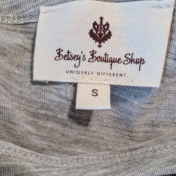 BOGO NWOT Betsey's Boutique Gray Striped Long Sleeved Top w Ruffle Details - S - Picture 3 of 3